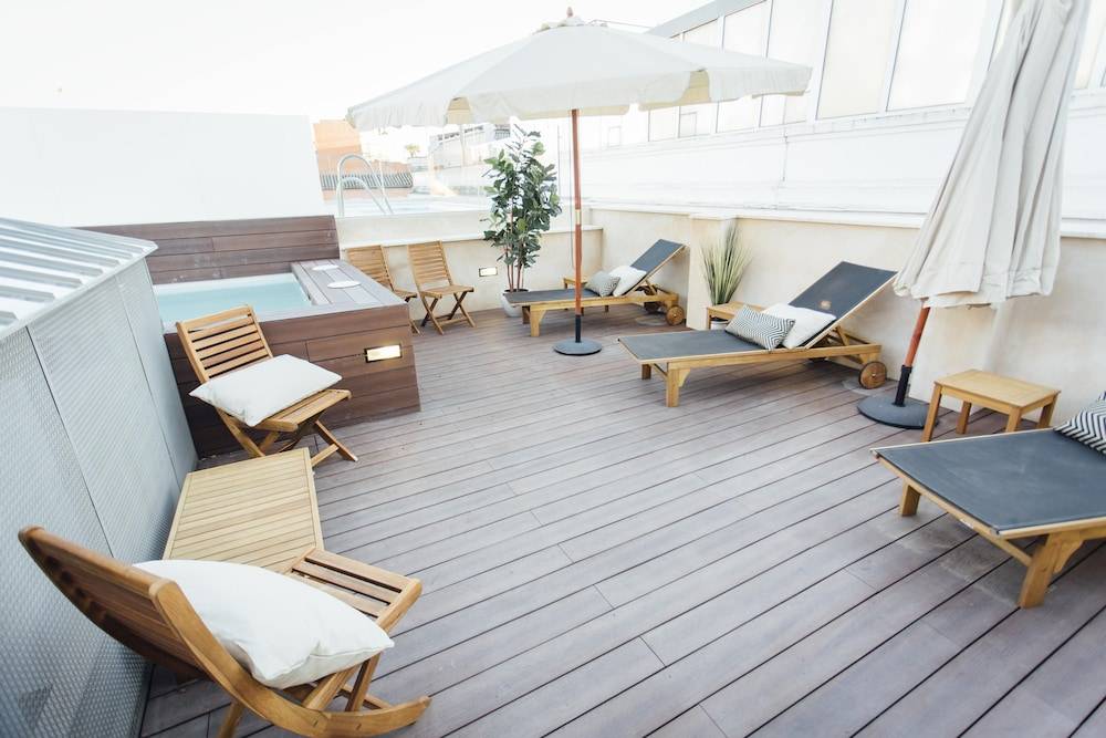 One&Lux Byron Suites 1