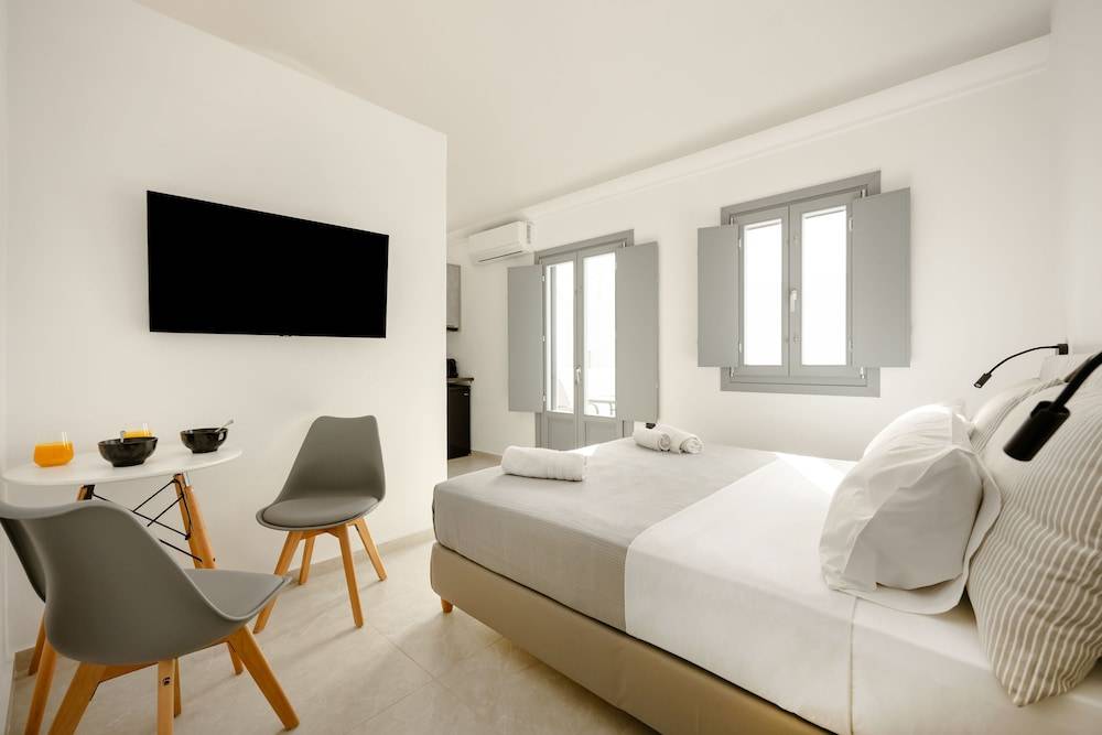 Nastram Suites Oia 2
