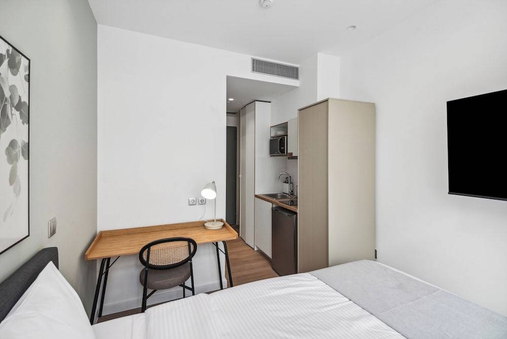Limehome Piraeus Olive 2