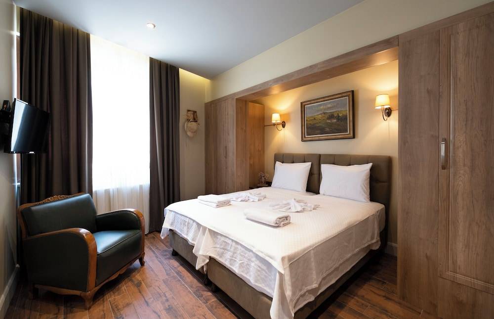Level Suites 2
