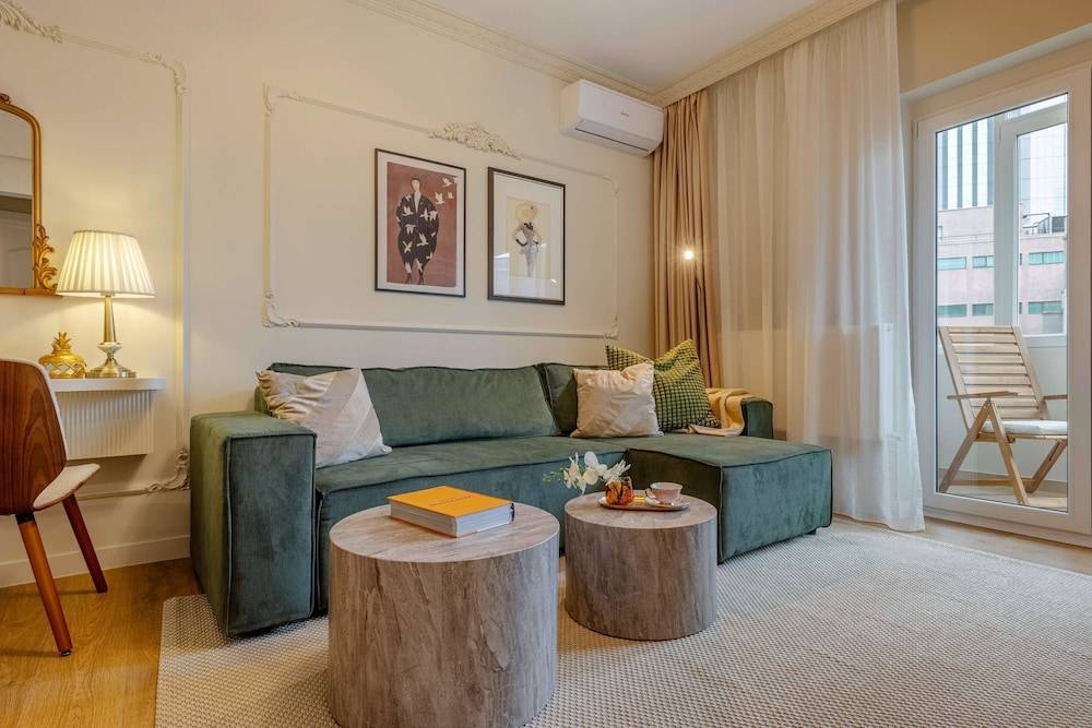 Maison Elysee - An Elegant Apartment in Piata Romana 1