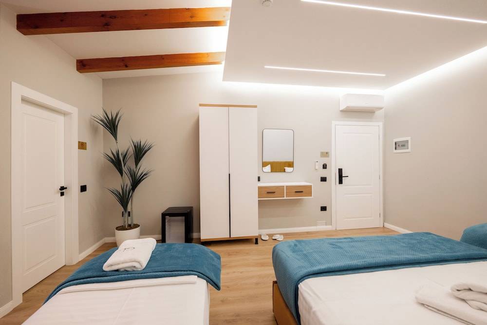 Golemi Lux 1