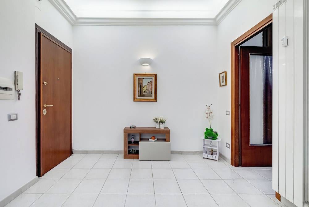 Cozy 2-Bedroom Flat with Balcony 2