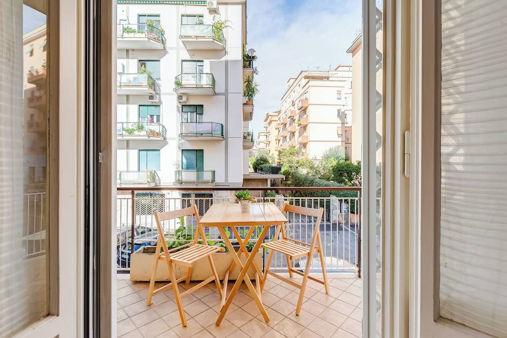 Cozy 2-Bedroom Flat with Balcony 1