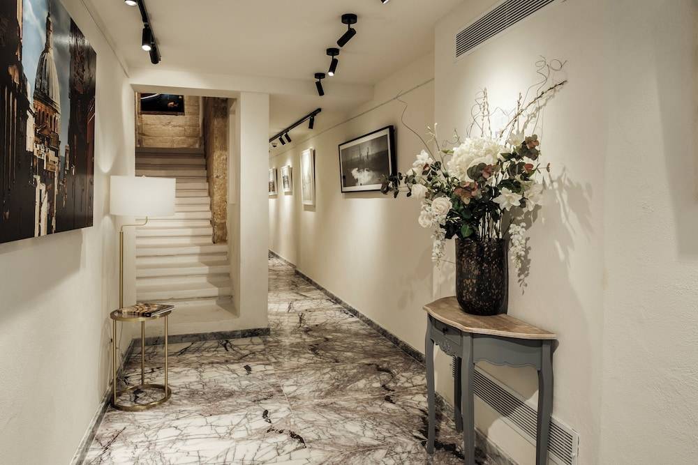 1926 La Galerie Boutique Art Suites 2