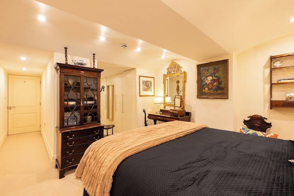 Large 4-bed 8-guests W/patio 1841 House Paddington 2