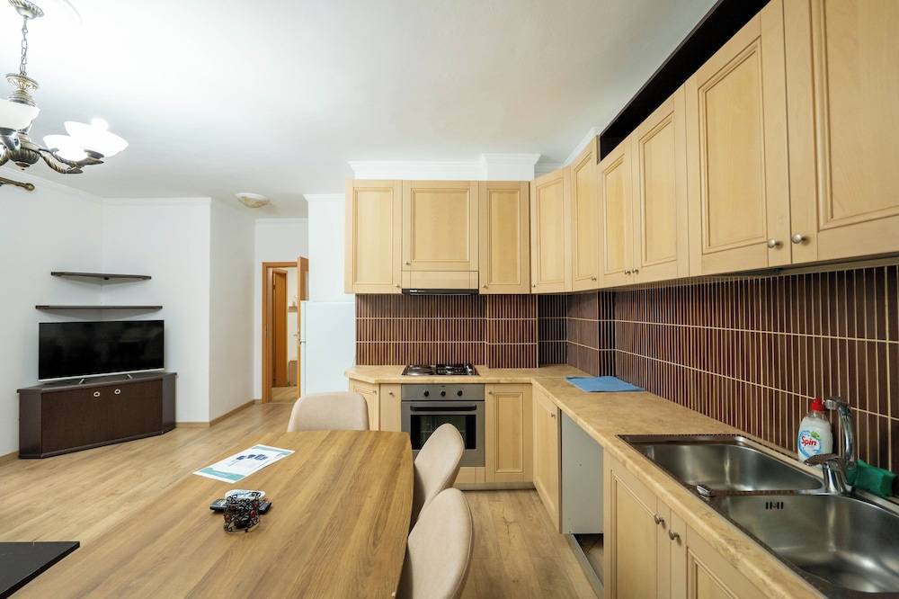 Tirent Apartment - Spacious 2-Bedroom Stay Near Liqeni i Thatë 1