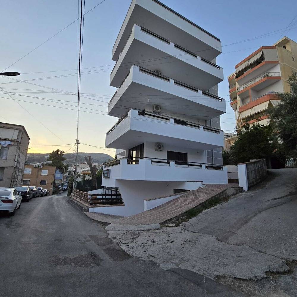 Lazy Roo Hostel Saranda 1
