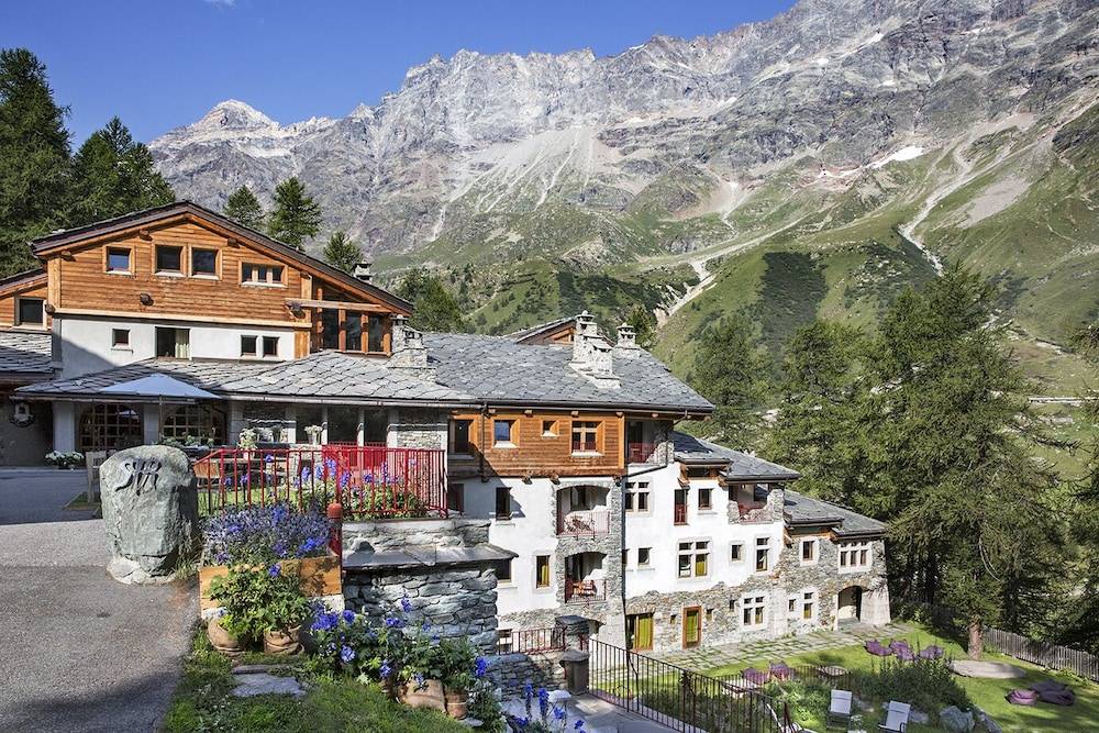 Saint Hubertus Resort 1