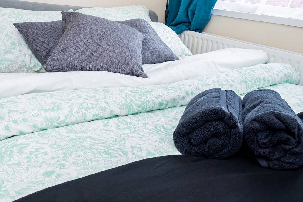 Shirley House 3, Guest House, Self Catering, Self Check in with Smart Locks, Use of Fully Equipped Kitchen, close to City Centre, Ideal for Longer Stays, Walking Distance to BAT, 20 min Drive to Fawle 2