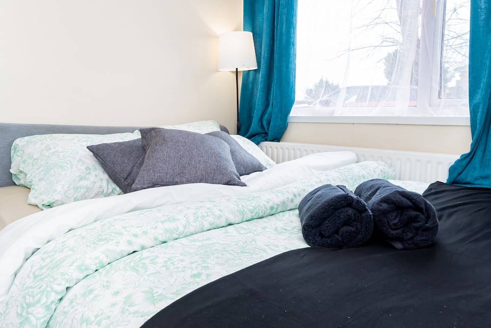 Shirley House 3, Guest House, Self Catering, Self Check in with Smart Locks, Use of Fully Equipped Kitchen, close to City Centre, Ideal for Longer Stays, Walking Distance to BAT, 20 min Drive to Fawle 1