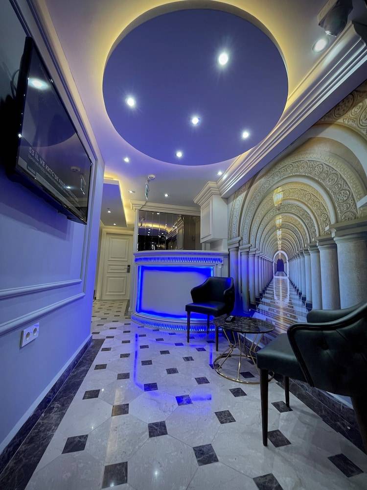 Crowned Hotel 1