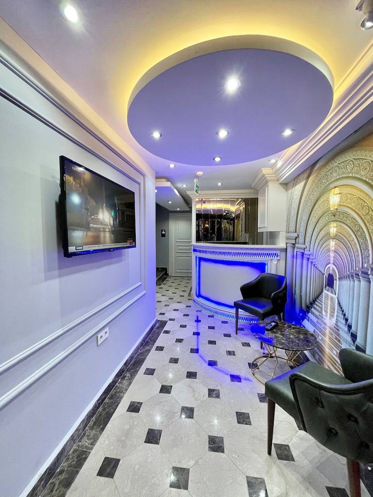 Crowned Hotel 2