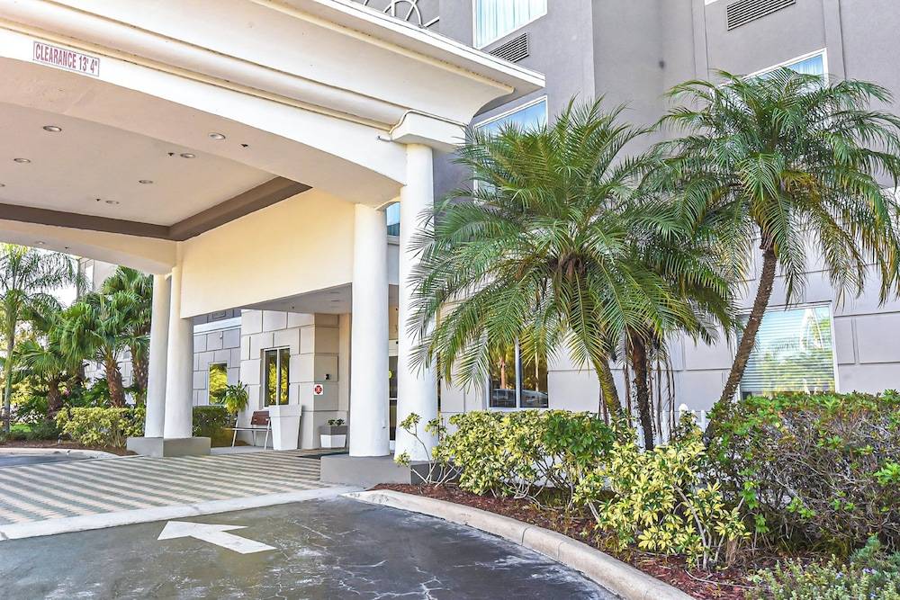 Holiday Inn Express & Suites COCOA by IHG 1