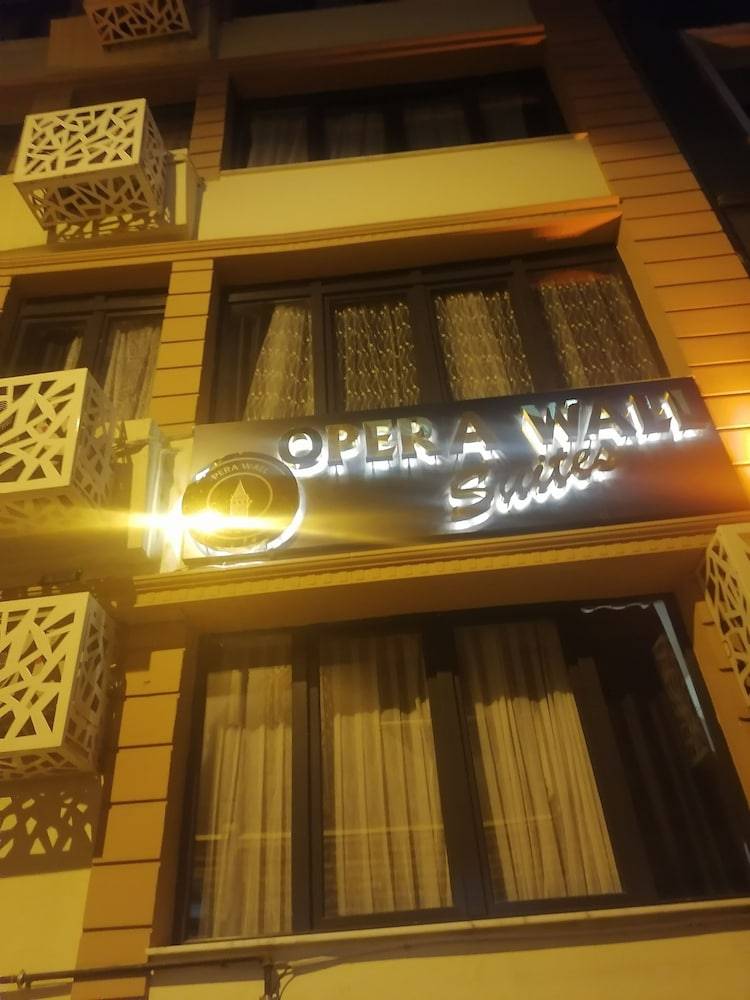 opera wall suite 1