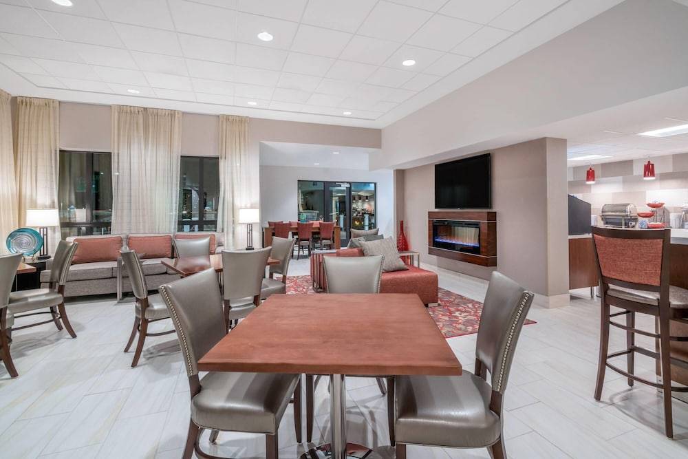 Ramada by Wyndham Minneapolis Golden Valley 2