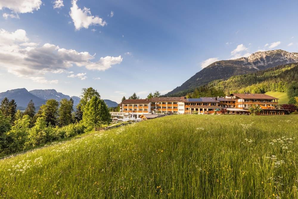 Alm- & Wellnesshotel Alpenhof 1