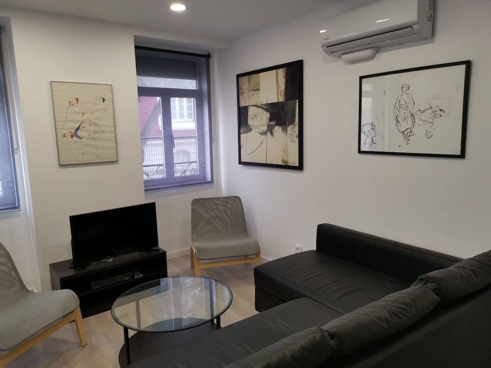 Chiado Local Artist Suites w Parking & EV 1