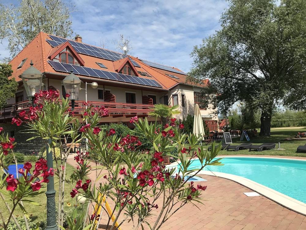 Zsanett Hotel 1