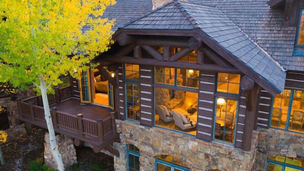 Snowberry by Elevation Accommodations 1
