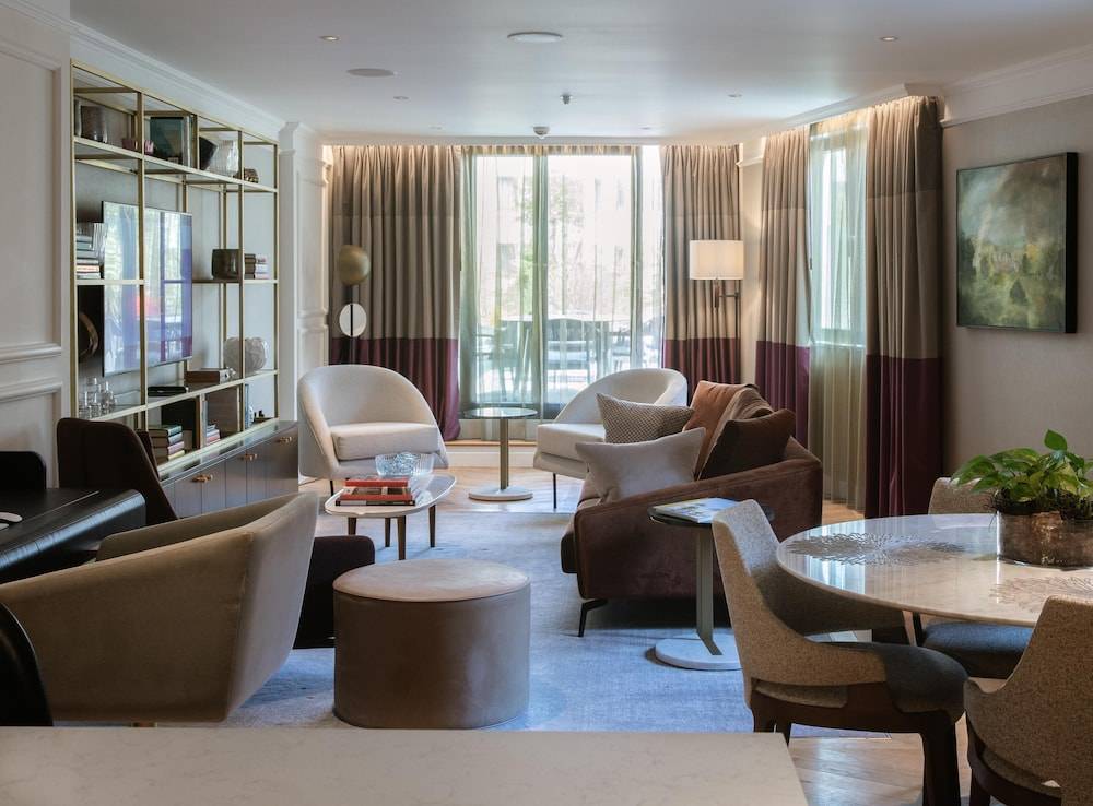 The Guardsman Hotel 1