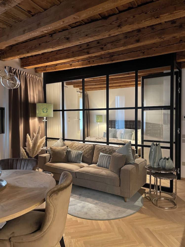 Elegance Room 1