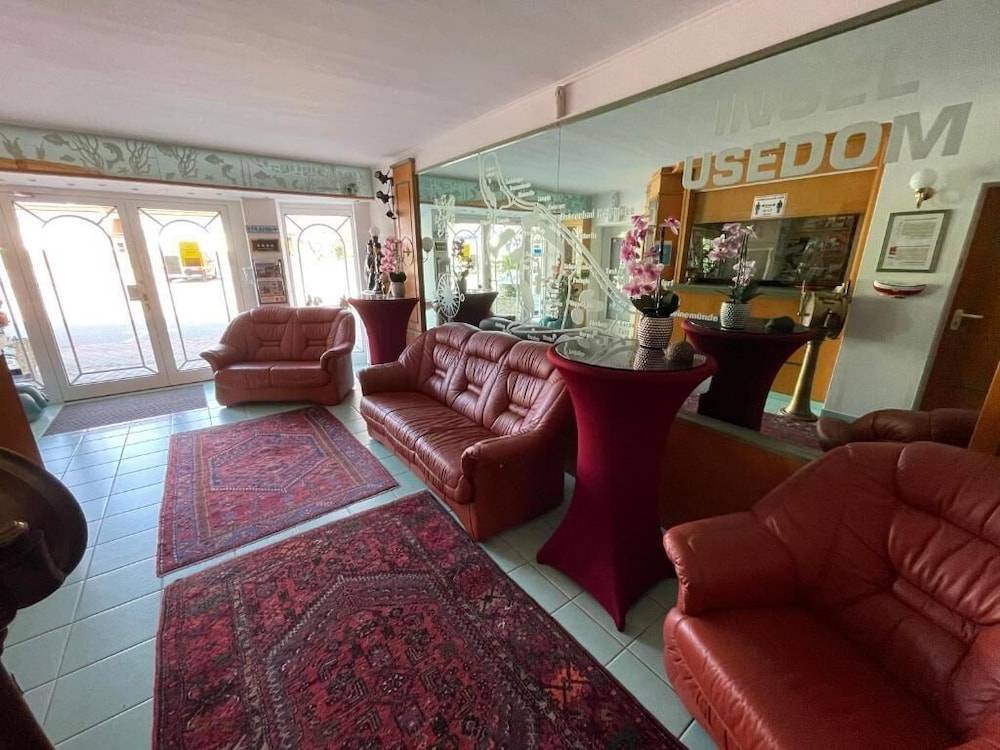 HAUS USEDOM Ferienwohnanlage mit Frühstücks-Restaurant gegenüber im Seeschlösschen 1