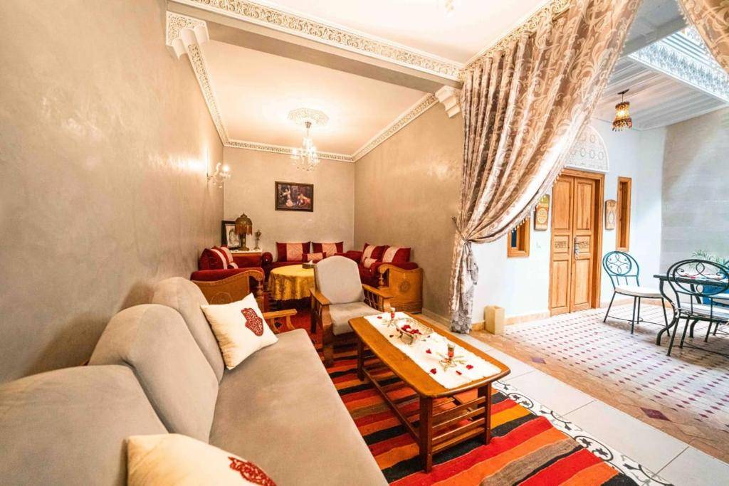 Riad Kiyanjana 1