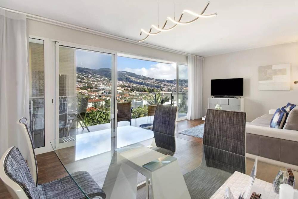 1 Bed Apartment Sleeps 4 with Pool 1