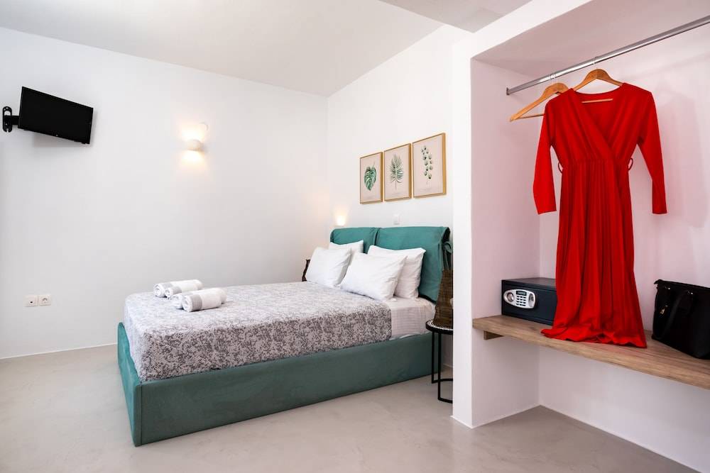 Aerenia Luxury Suites 2