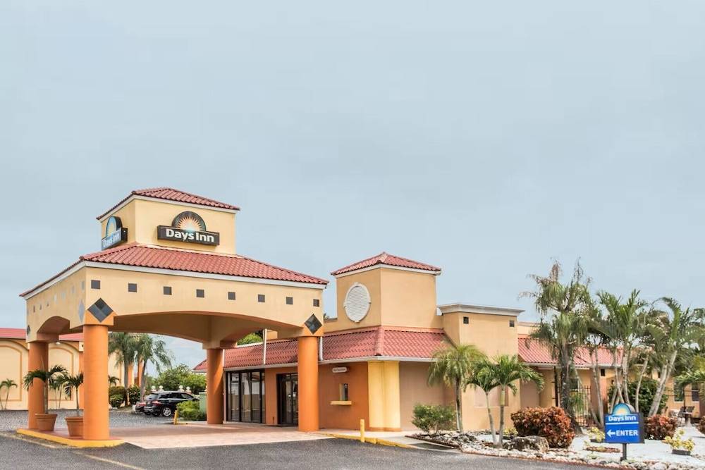 Days Inn by Wyndham Fort Myers 1