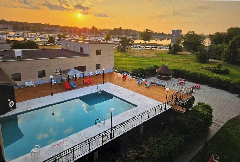 Ramada by Wyndham Belleville Harbourview Conference Center 1