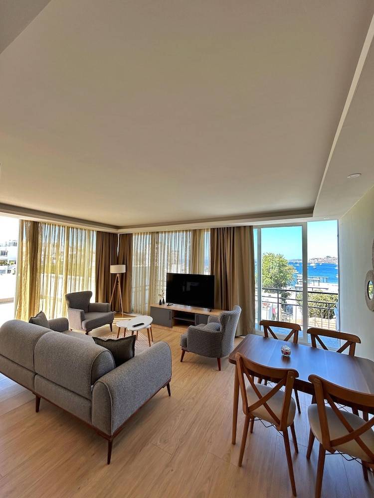 Loca Centre Suites 1