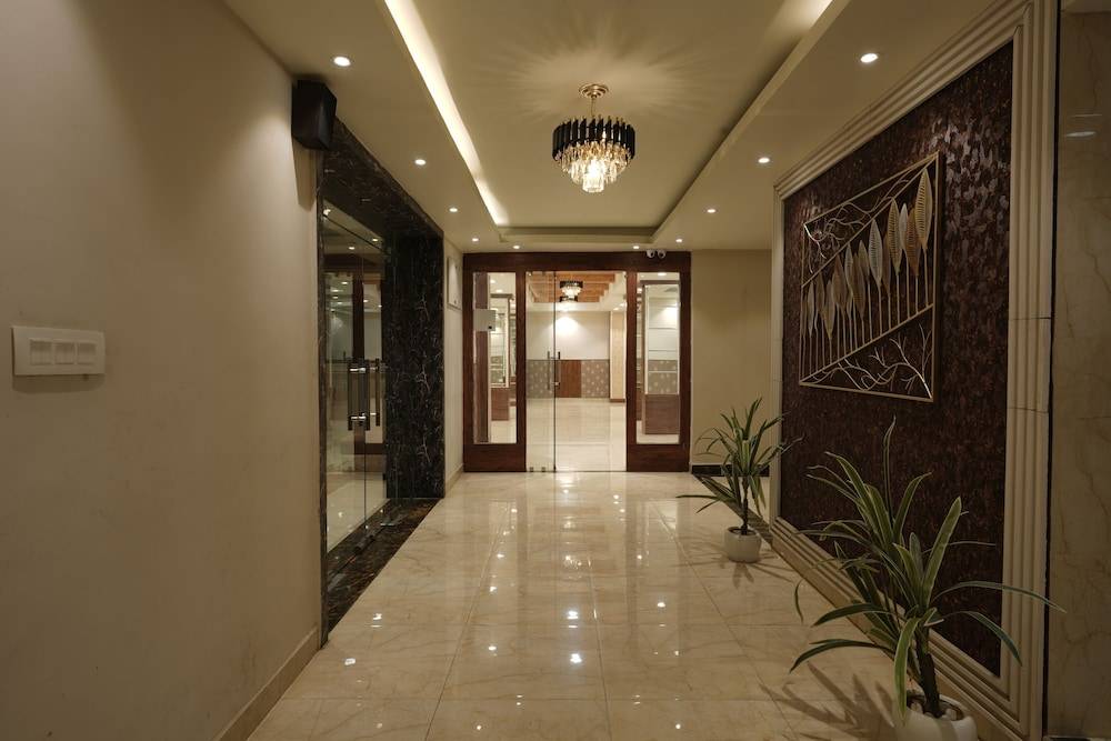 The Golden Crown Hotel Banquet & Cafe 2