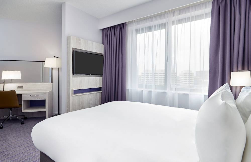 Leonardo Hotel Swindon 1