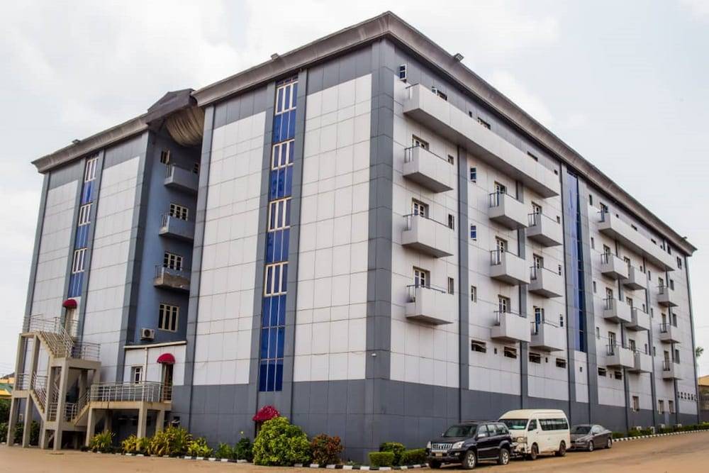 Nandas Hotel 1