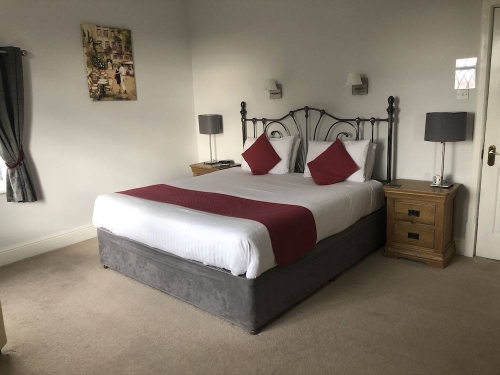 Trumbles Gatwick B&B, Peaceful Stay with Parking & Easy Airport Access 1