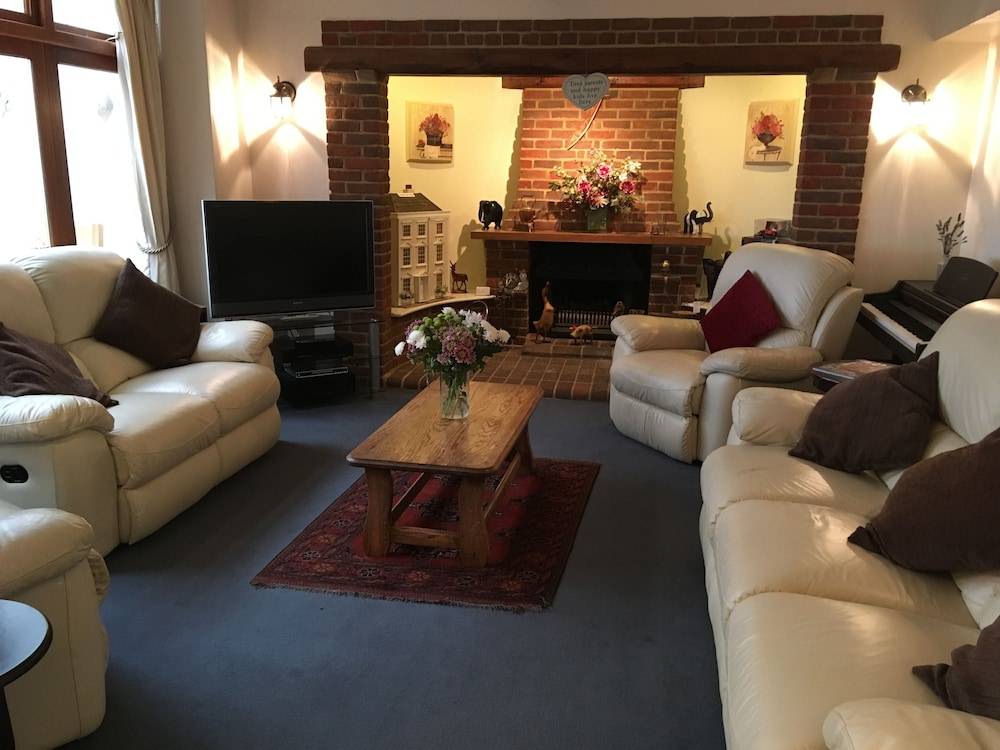 Trumbles Gatwick B&B, Peaceful Stay with Parking & Easy Airport Access 2