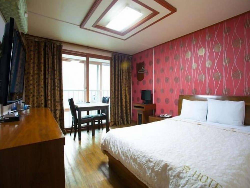Hue Hotel 1