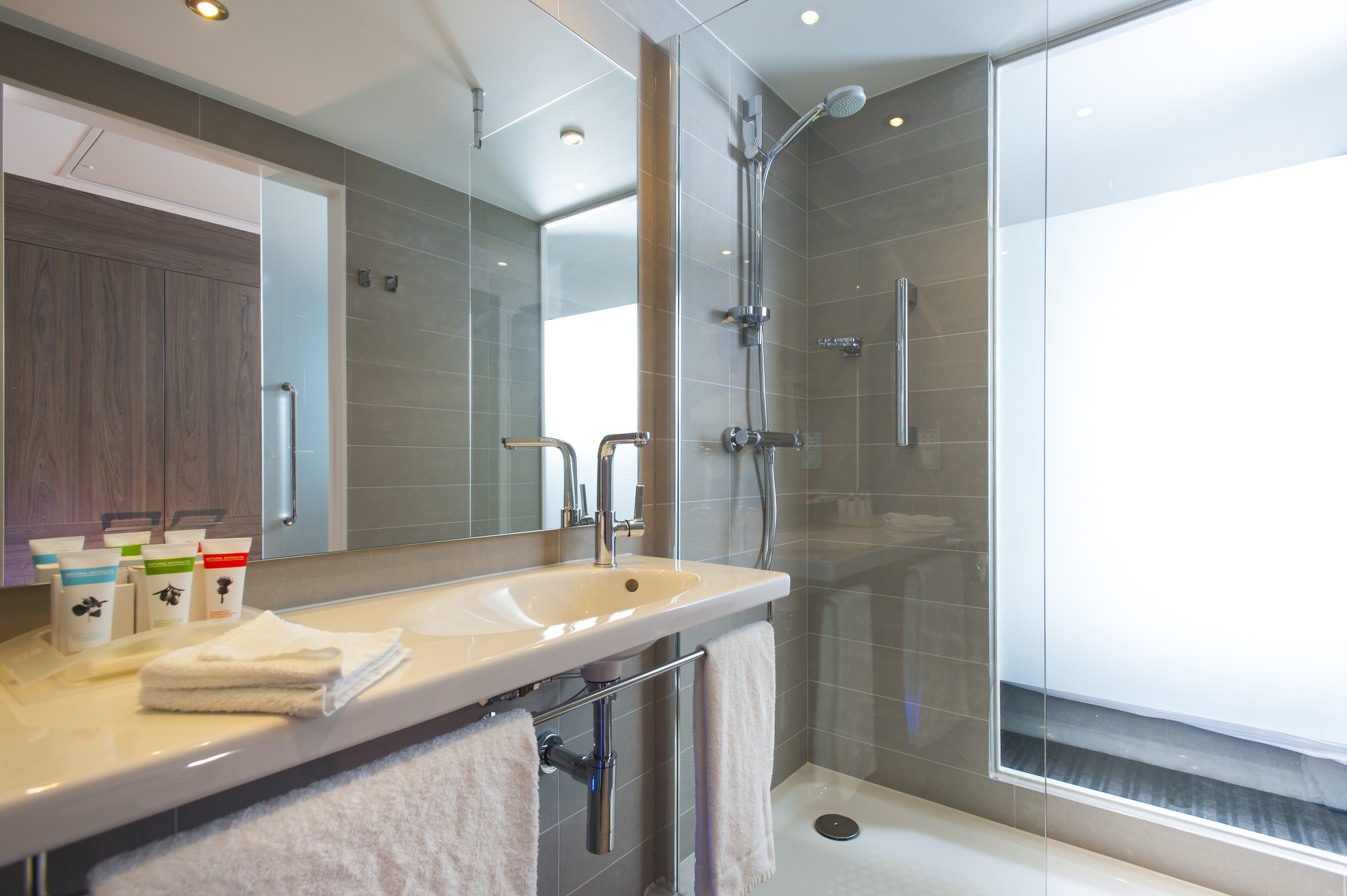 Holiday Inn LONDON - WEST by IHG 2