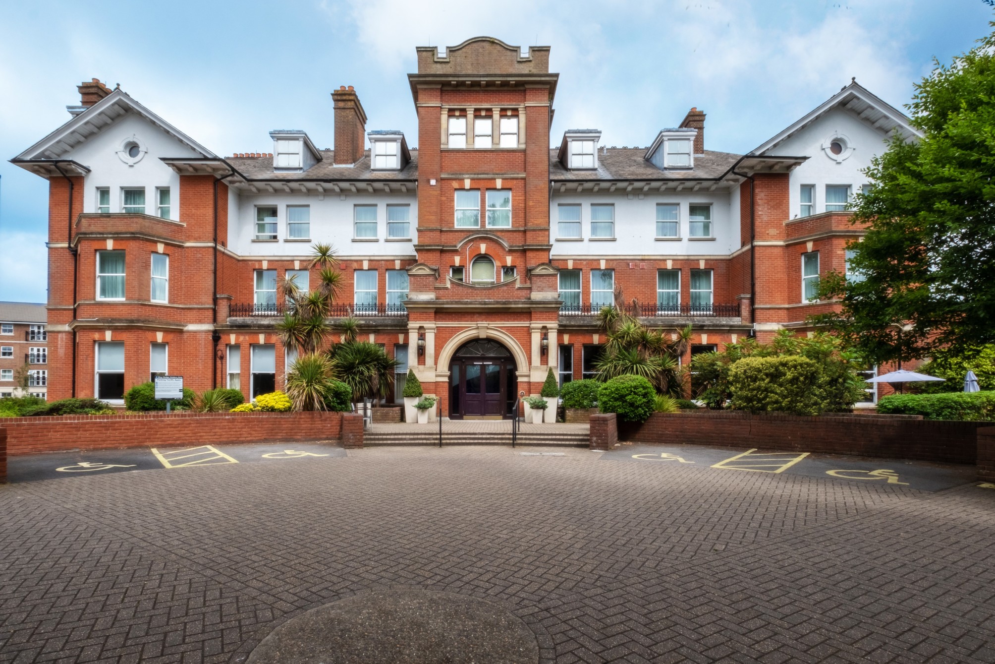 Holiday Inn FARNBOROUGH by IHG 1