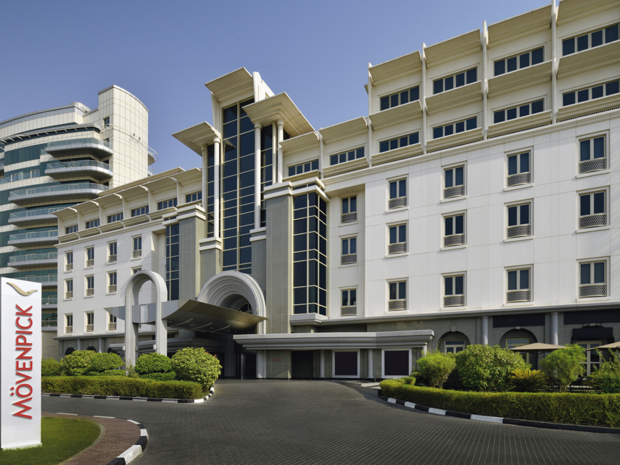 Mövenpick Hotel & Apartments Bur Dubai 2