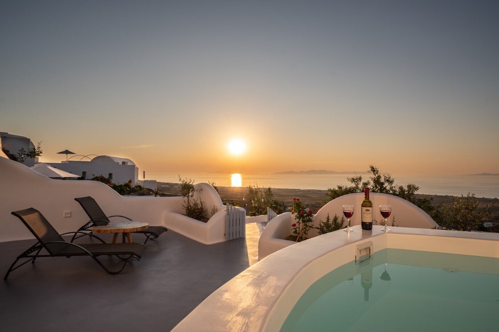Sun Angelos Oia – Luxury Cave Suites