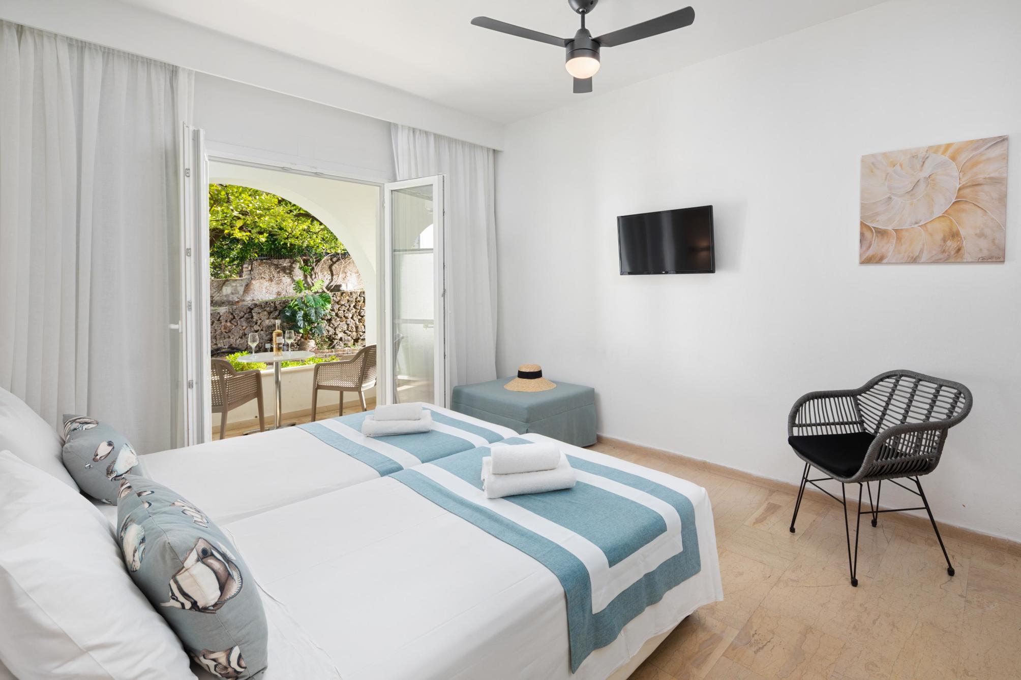 Double room pontiglio with garden or inland view