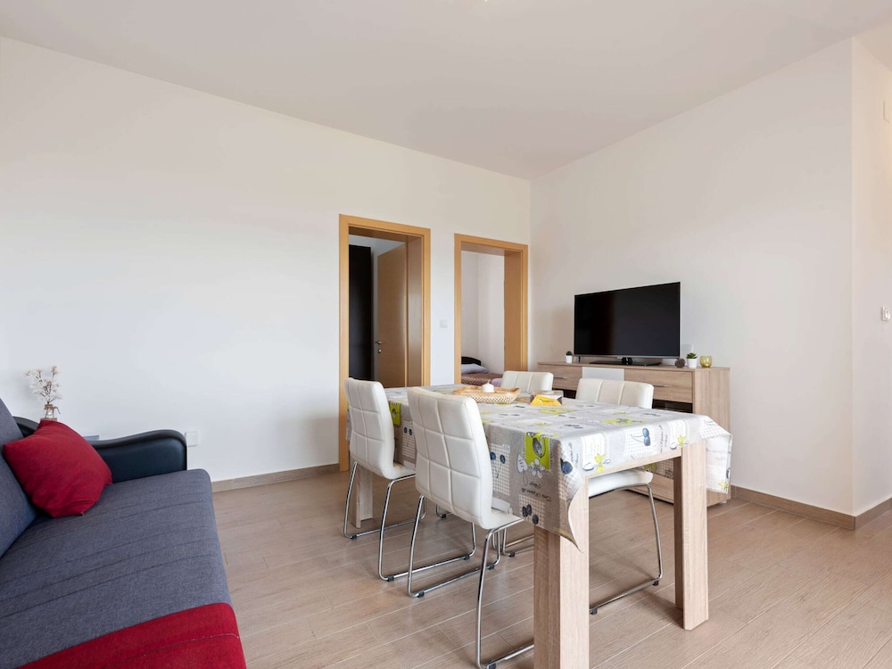 Simplistic Apartment in Neviđane near Sea