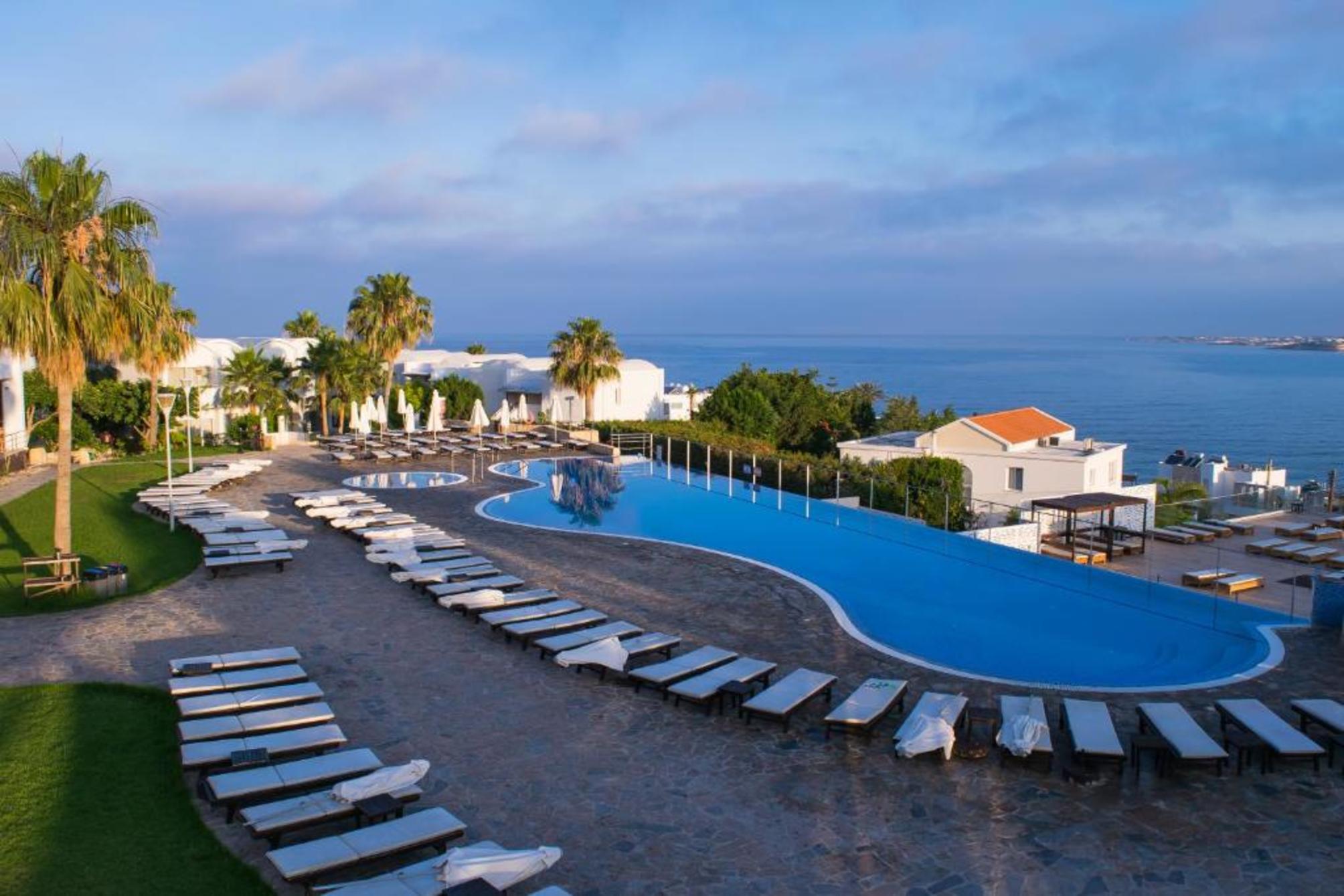 Theo Sunset Bay Hotel 1