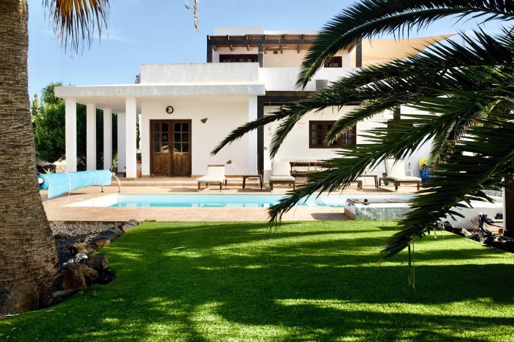 Lajares Villa – Sleeps 6 – Free Parking – Playground