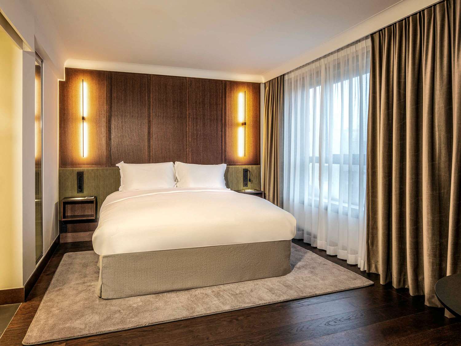 Homage Peyo Suite with king size bed - Garden view