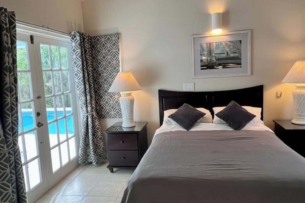 Villa – Sleeps 6 – Pool – Parking – Garden