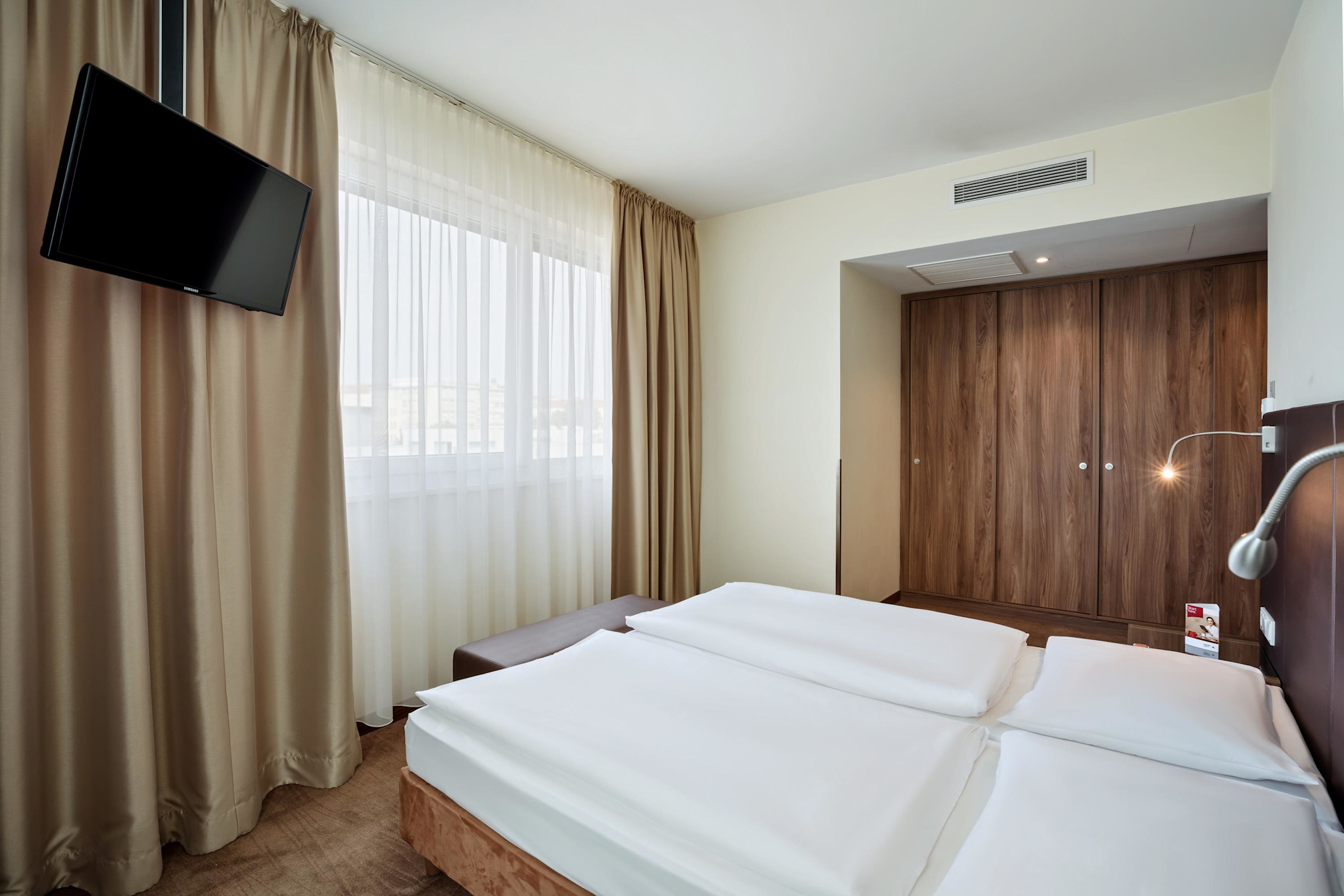 Apartament, junior